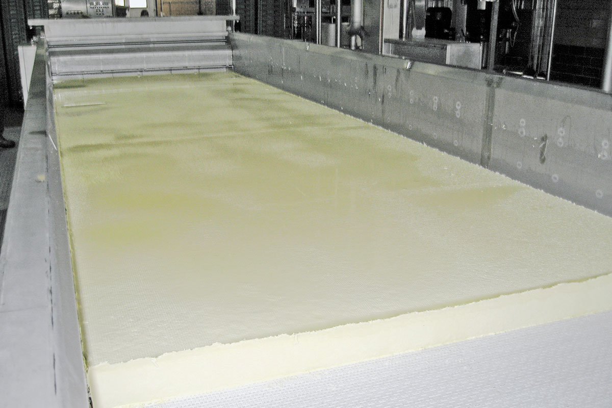 Semi-hard cheese production Pre-press pan cheese bed